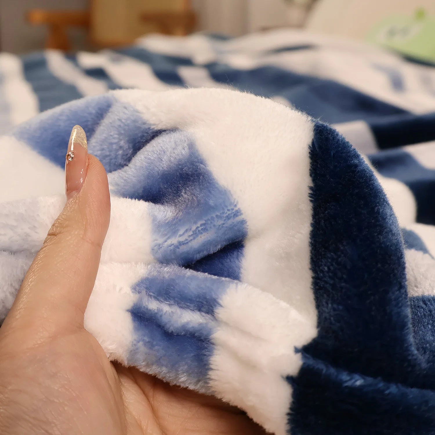 Luxury Blanket, Fuzzy Soft Cozy Flannel Blanket for Home Bed Sofa Couch Chair, Decorative  Blanket, Machine washable, Two sizes