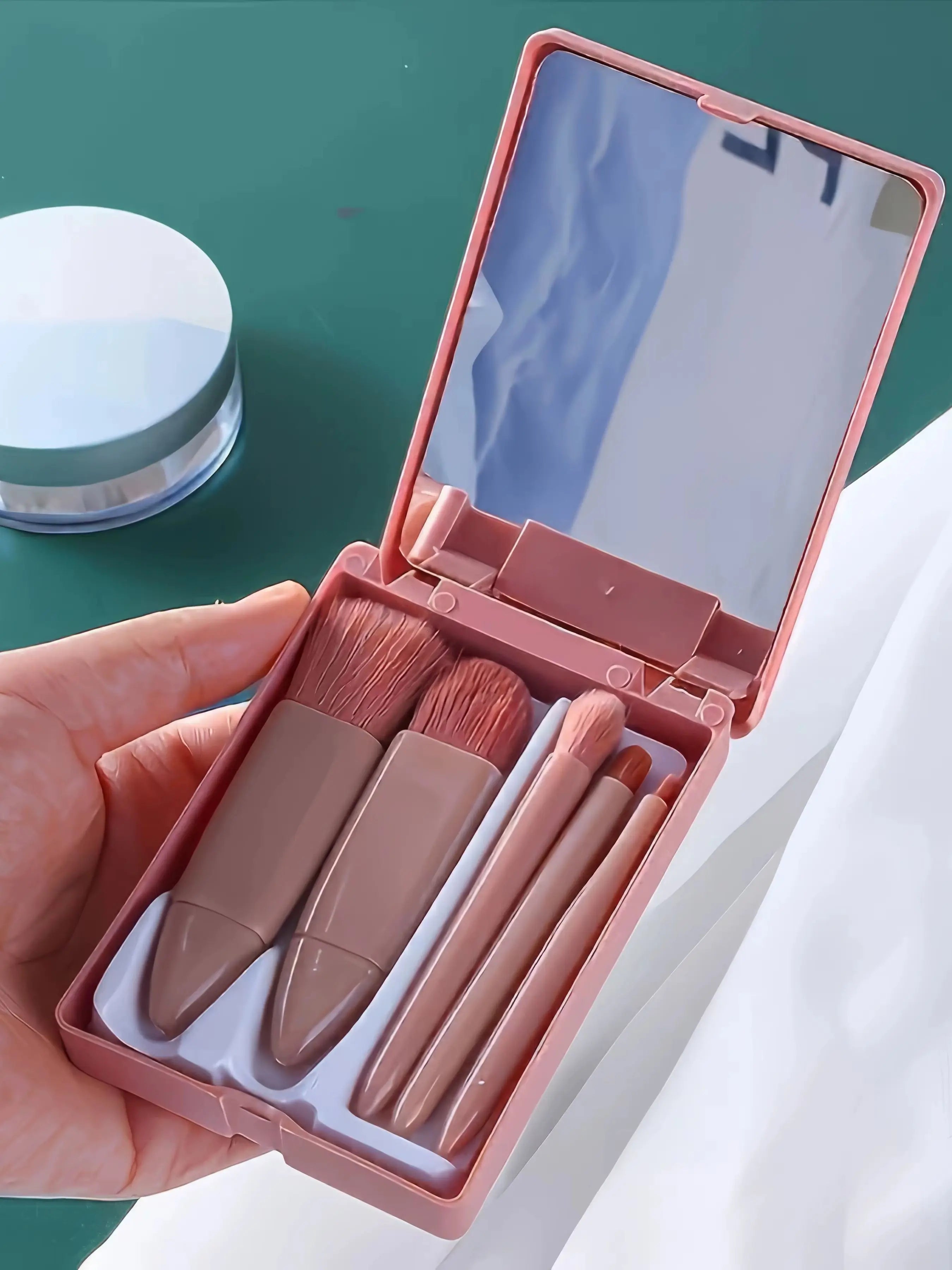 1 Set Chic Pink  Pocket Glam Mini Brush Set